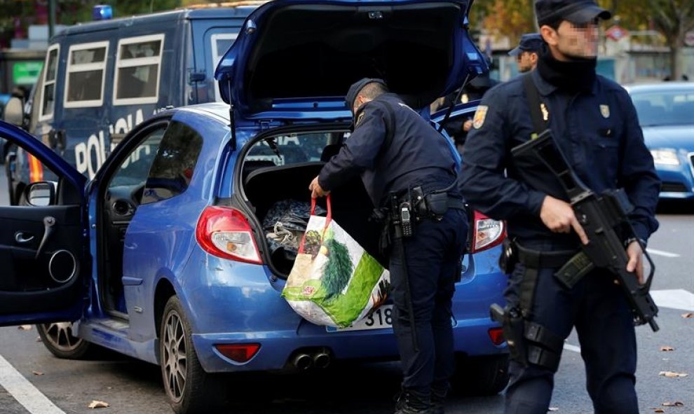 Agentes de la Policía Nacional registran un vehículo en los alrededores del estadio Bernabéu. EFE/Chema Moya.
