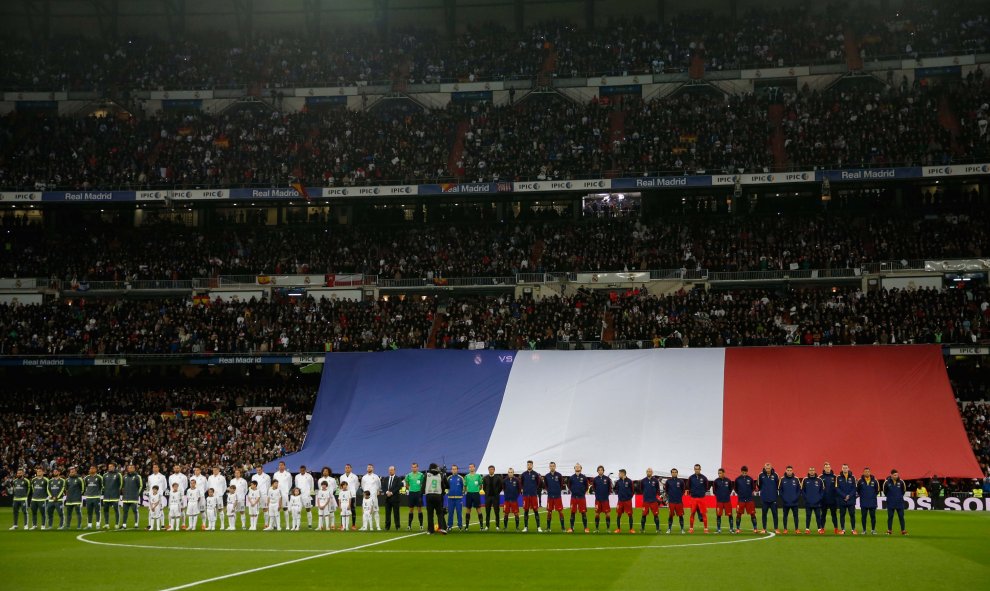 Homenaje a Francia antes del clásico. Reuters / Sergio Perez