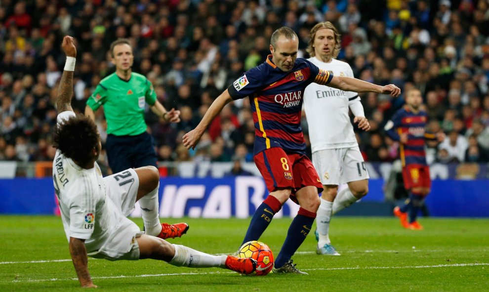 Iniesta en el momento del remate con el que hizo el tercer gol en el Bernabéu. Reuters / Sergio Perez