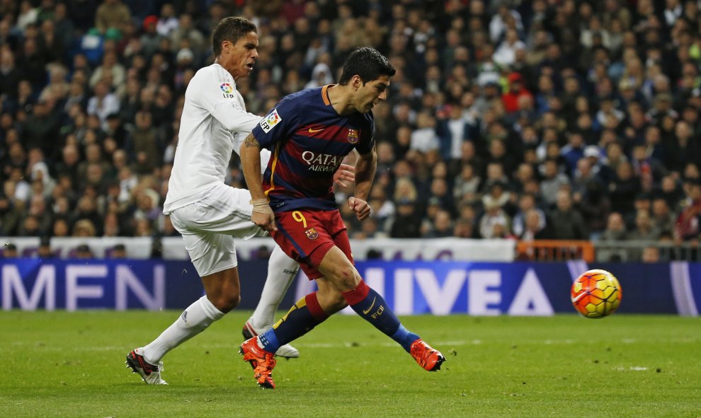 Luis Suárez en el momento del remate con el que hizo el cuarto gol del Barcelona en el Bernabéu. Reuters / Sergio Perez