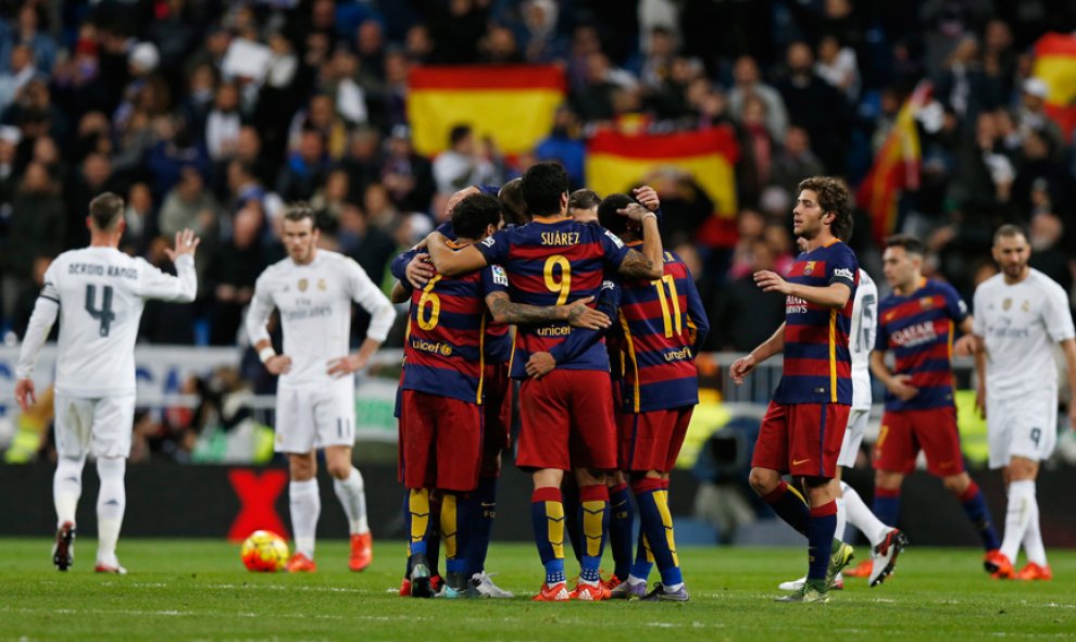 Los jugadores del Barcelona celebran su victoria ante el Madrid en el Bernabéu. REUTERS