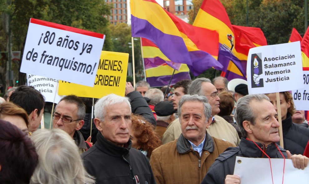 "80 años de franquismo", reza una de las pancartas. / D. Narváez.