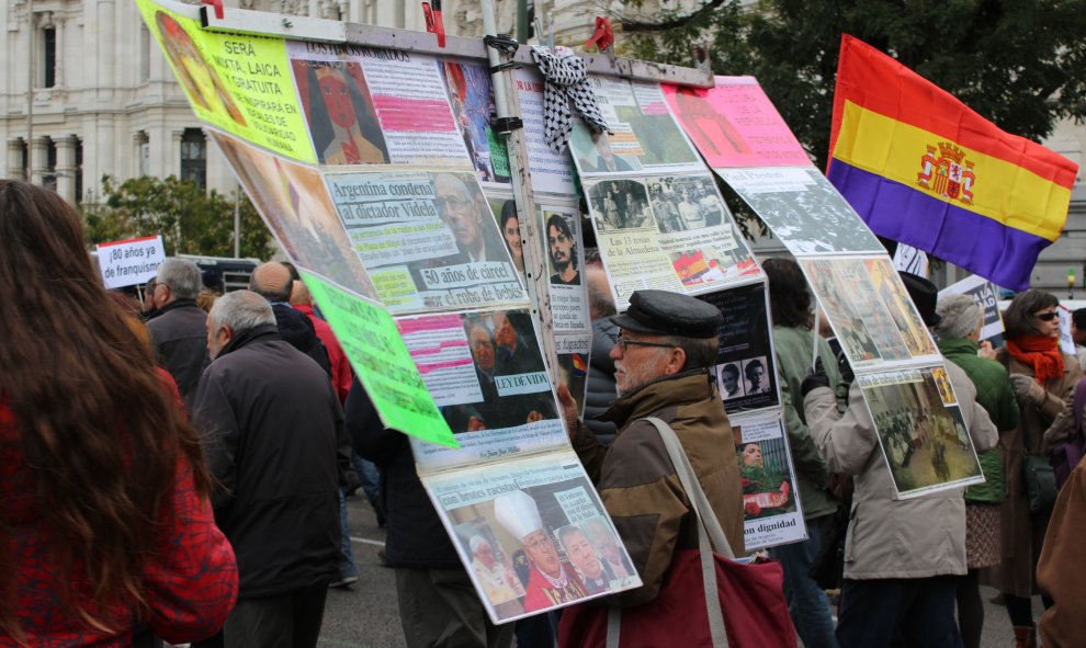 Un manifestante sujeta una pancarta con diversos recortes de prensa. / D. Narváez.