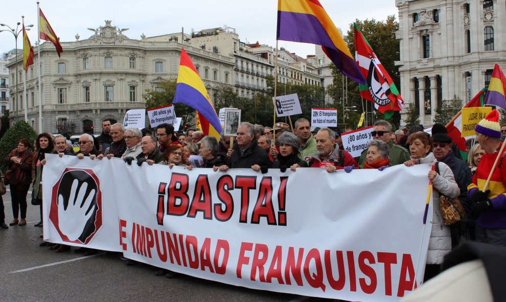 La cabecera de la manifestación y el lema: "Basta de impunidad franquista". / D. Narváez