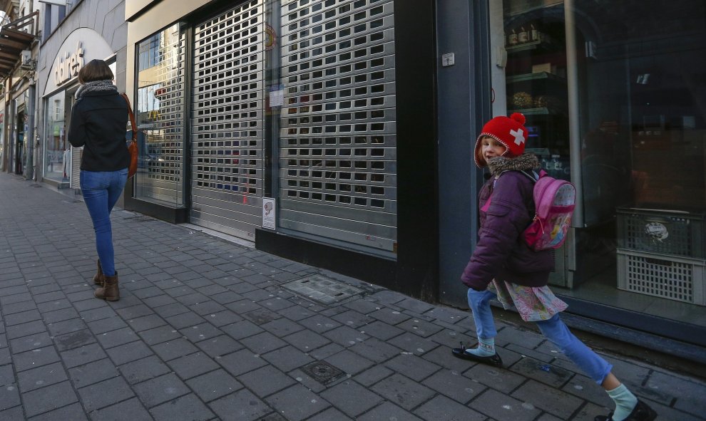 Una alumna camina por la calle tras descubrir que la escuela está cerrada en Bruselas.- EFE