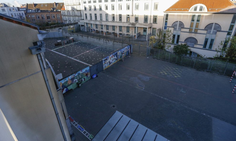 Vista del patio de un colegio vació en Bruselas.- EFE