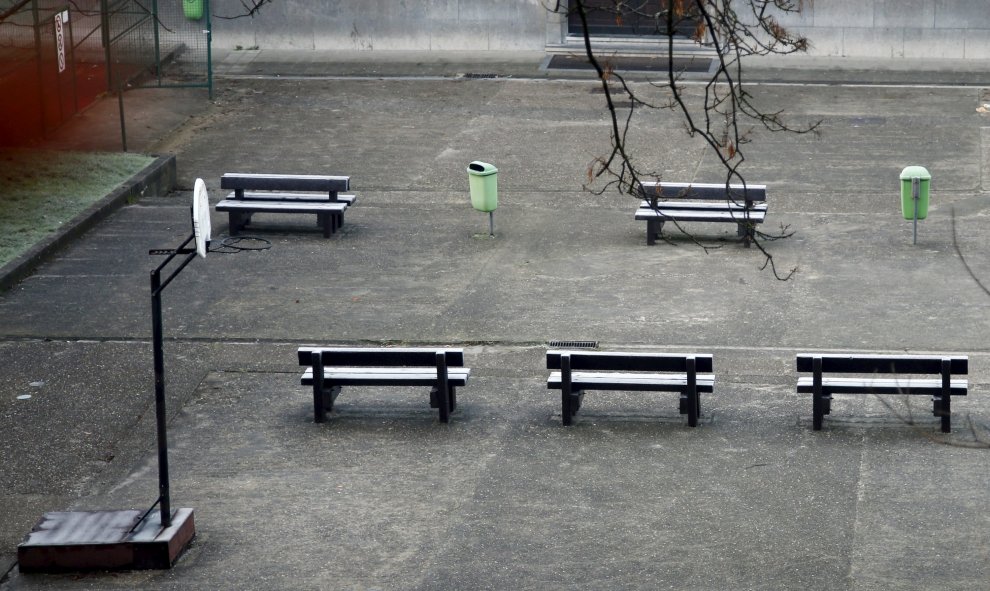 Los patios de los colegios estarán vacíos este lunes por el estado de alerta máxima en la que permanece Bruselas.- REUTERS