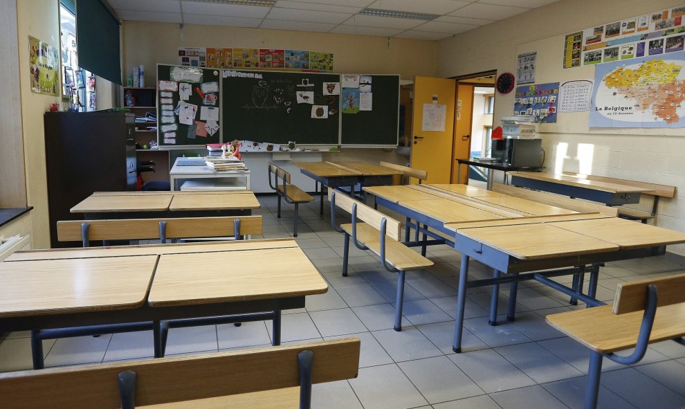 Vista de un aula vacía en un colegio de Bruselas.- EFE