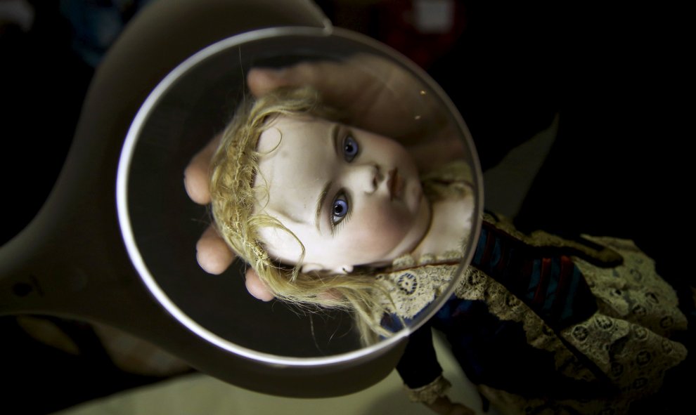 Un trabajador examina una muñeca francesa de una casa de apuestas en Stockton-on-Tees, Inglaterra. REUTERS/Phil Noble