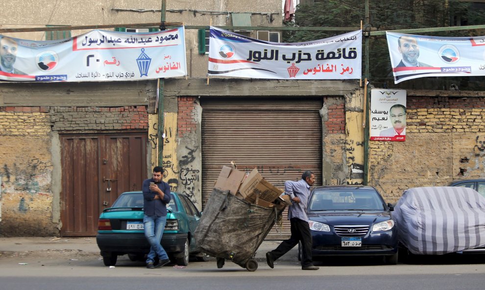 Pancartas electorales del partido político Al Nur, durante la segunda jornada de las elecciones parlamentarias egipcias en El Cairo. REUTERS/Mohamed Abd El Ghany