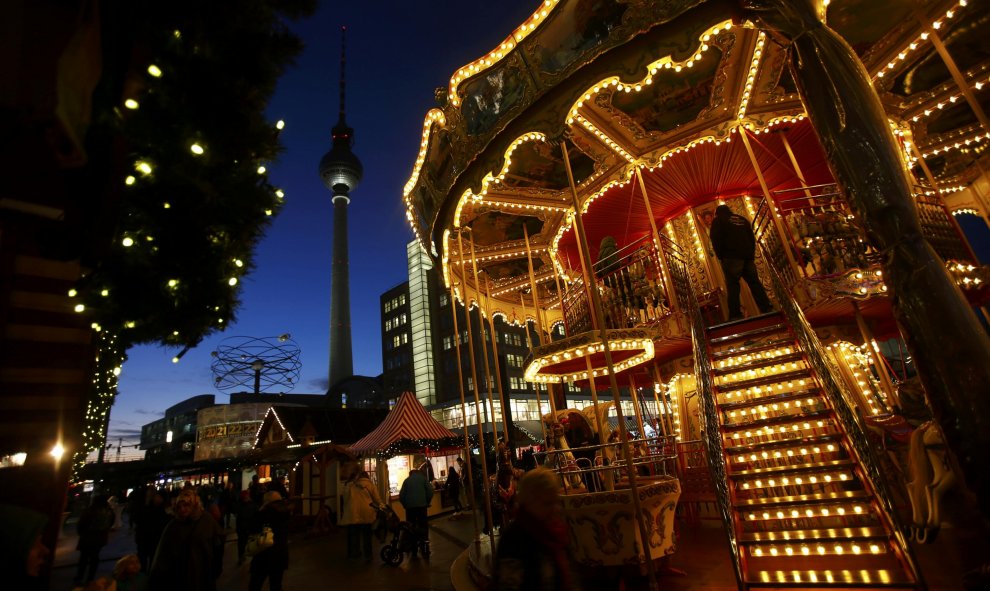 Primer día del mercado navideño en Alexanderplatz, Berlín. REUTERS/Hannibal Hanschke