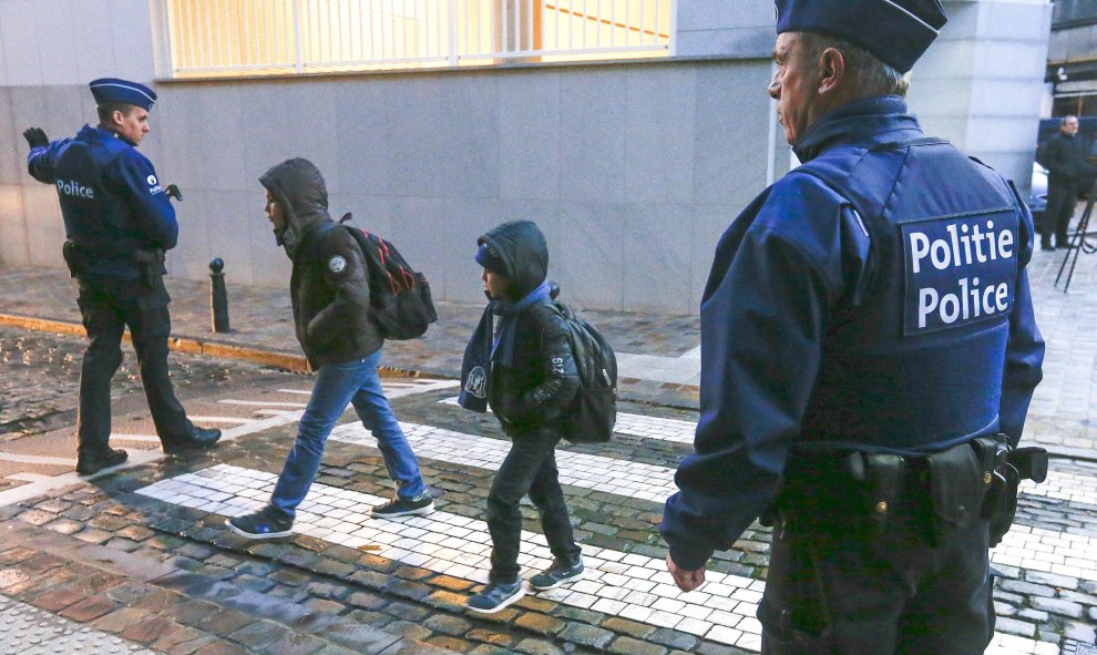 Agentes de la policía belga vigilan la llegada a un colegio. REUTERS/Yves Herman