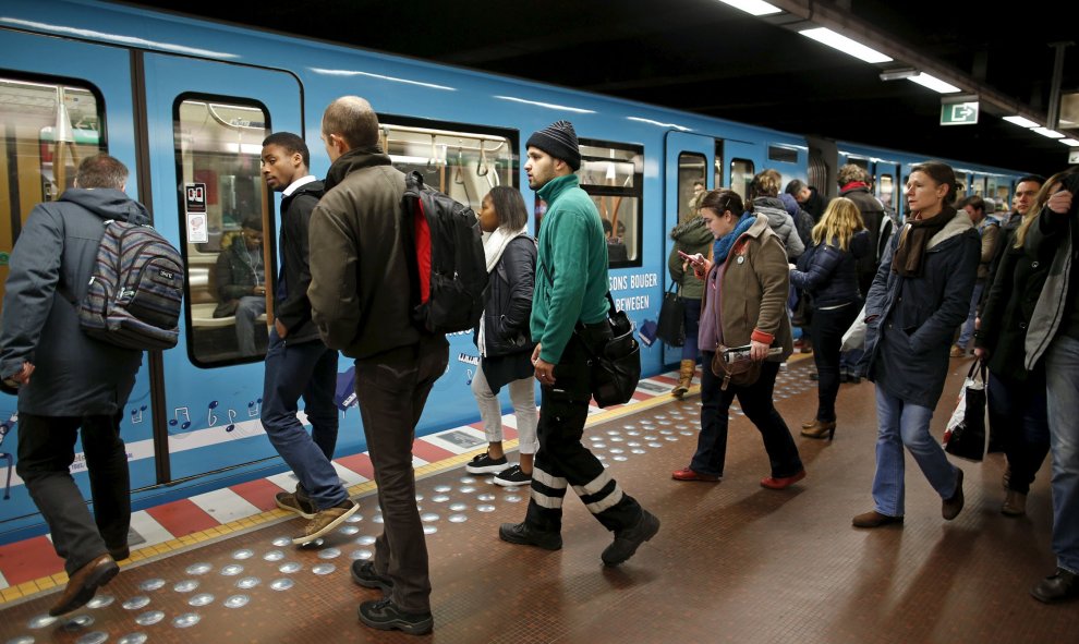 Pasajeros entrando al metro en Bruselas. REUTERS/Benoit Tessier