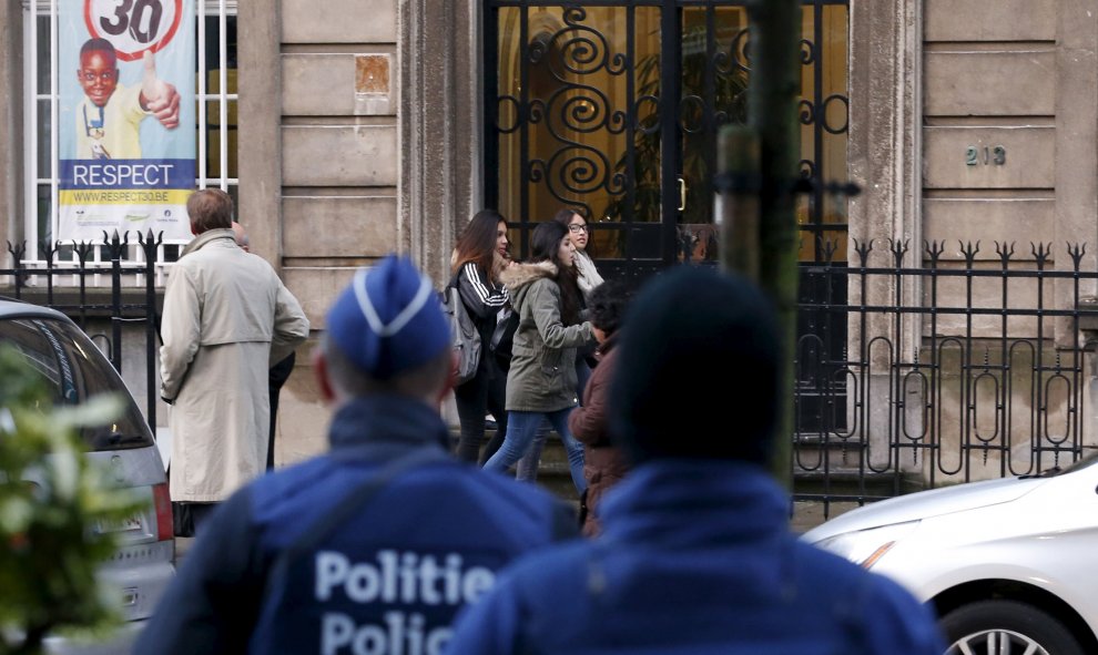 La policía belga vigila la entrada de un colegio de secundaria. REUTERS/Francois Lenoir
