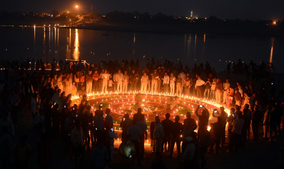 Policías indios encienden velas en Sangam durante el festival "Dev Deepawali' en Allahabad. Dicho festival se celebra el día de luna llena en el mes de Kartika en el calendario tradicional hindú y se trata del Día de la Independencia de los Devas o dioses