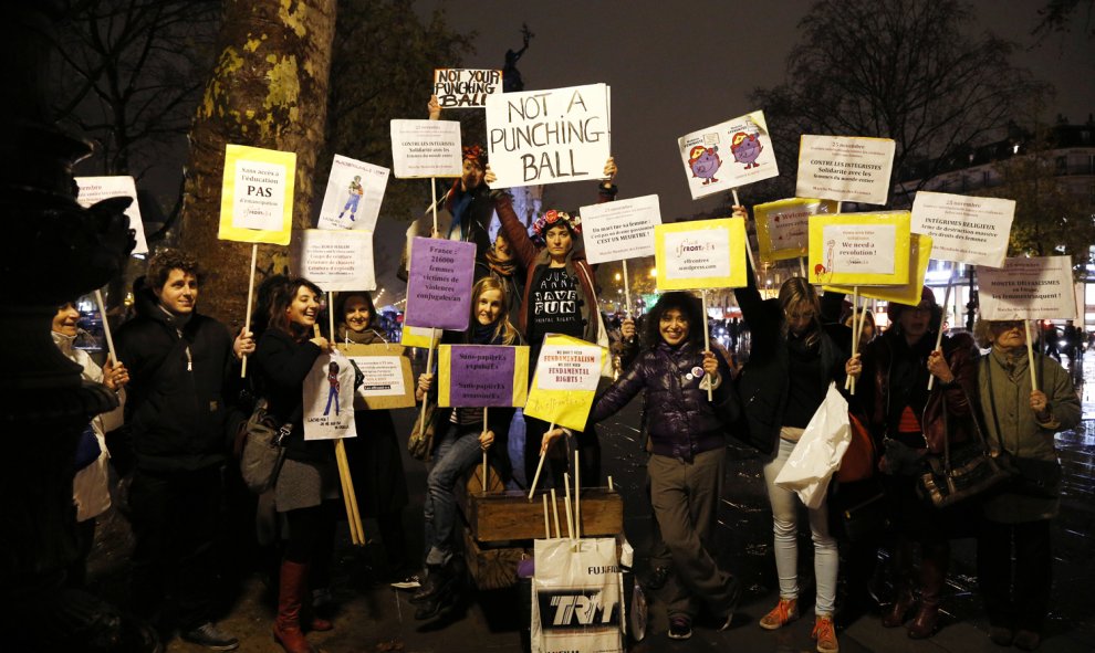 Las mujeres llevan pancartas en la Plaza de la República en París, el 25 de noviembre de 2015, con motivo del Día Internacional de la Eliminación de la Violencia contra la Mujer. AFP / FRANCOIS GUILLOT