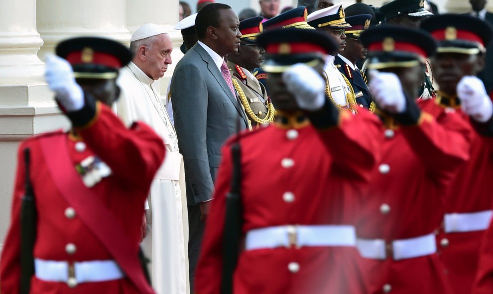 El Papa Francisco y el presidente de Kenia Uhuru Kenyatta observan la ceremonia que da la bienvenida al Papa en la Casa de Gobierno de Nairobi. AFP / GIUSEPPE CACACE