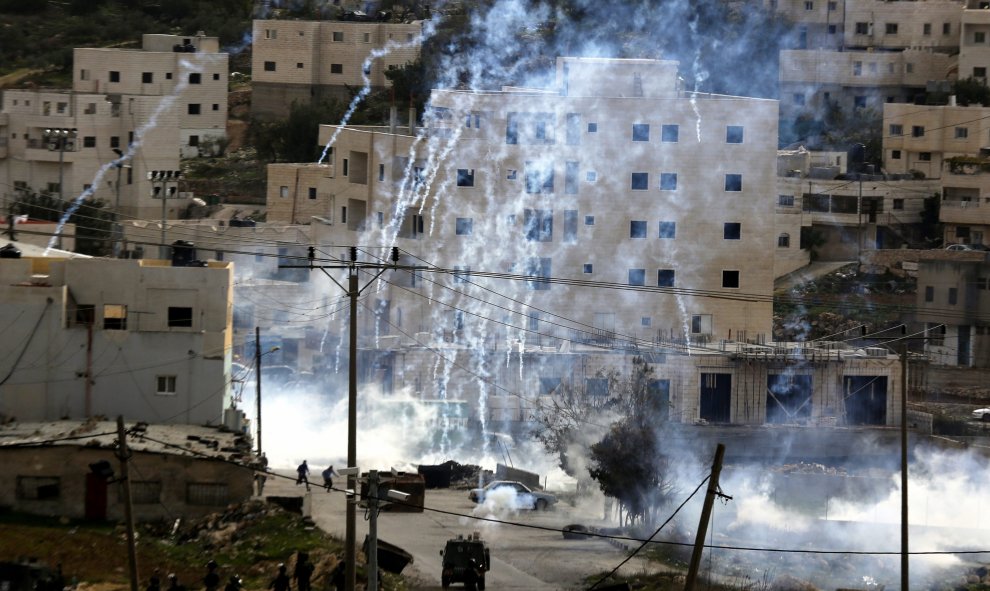 Soldados israelíes disparan gas lacrimógeno contra palestinos en el lugar donde se ha producido un tiroteo en Hebrón (Palestina) hoy, 25 de noviembre de 2015. Un israelí resultó herido hoy por arma blanca en un ataque cometido por un palestino, que fue ti