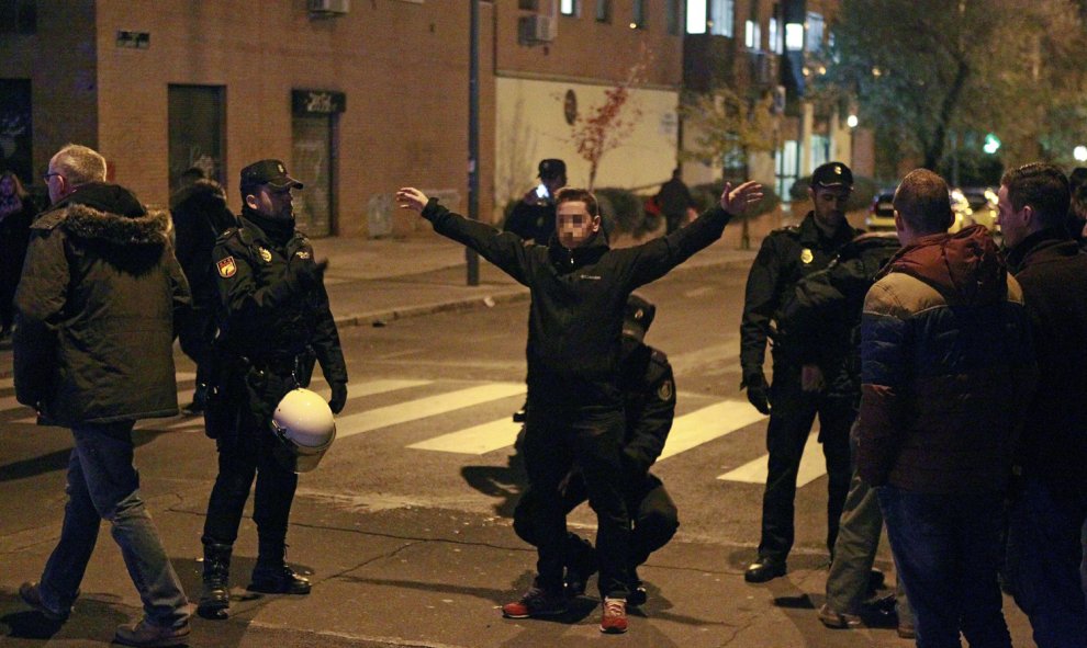 Agentes de policía nacional registran a los asistentes al partido de la quinta jornada de Liga de Campeones que el Atlético de Madrid y el Galatasaray turco disputarán esta tarde en el estadio Vicente Calderón de Madrid. EFE/VICTOR LERENA