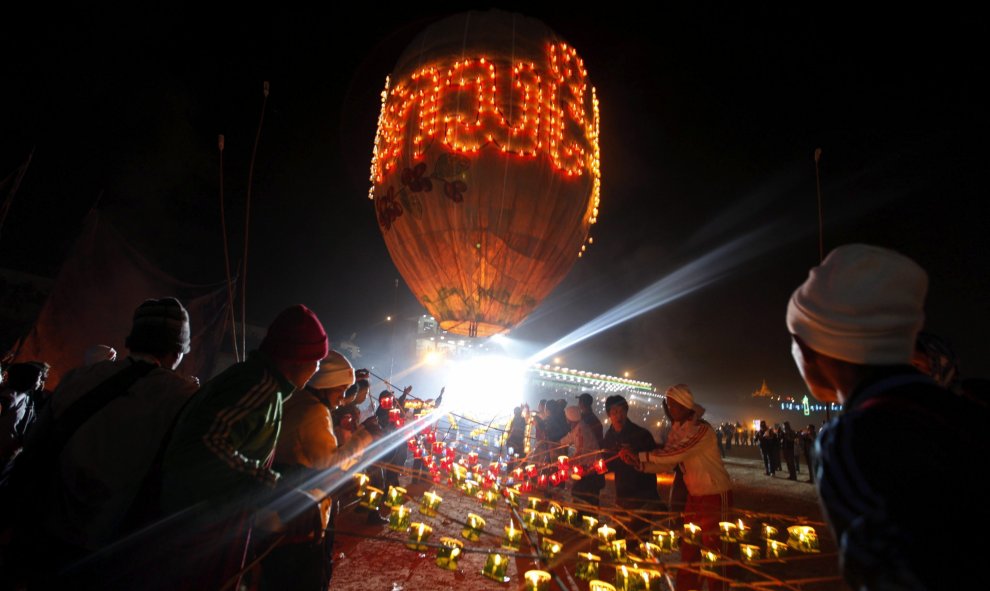 Vista de un globo aerostático durante el Festival de este medio de transporte celebrado en Pyin Oo Lwin, Birmania hoy 25 de noviembre de 2015. EFE/Hein Htet