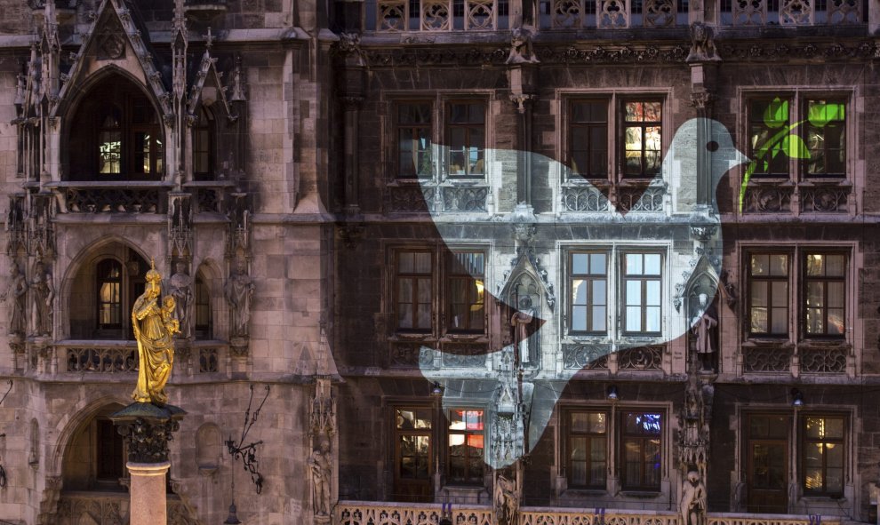 Vista de una la proyección de la imagen de una paloma de 80 metros en el ayuntamiento de Múnich en Alemania hoy 25 de noviembre de 2015 durante una manifestacion por la paz. EFE/Matthias Balk