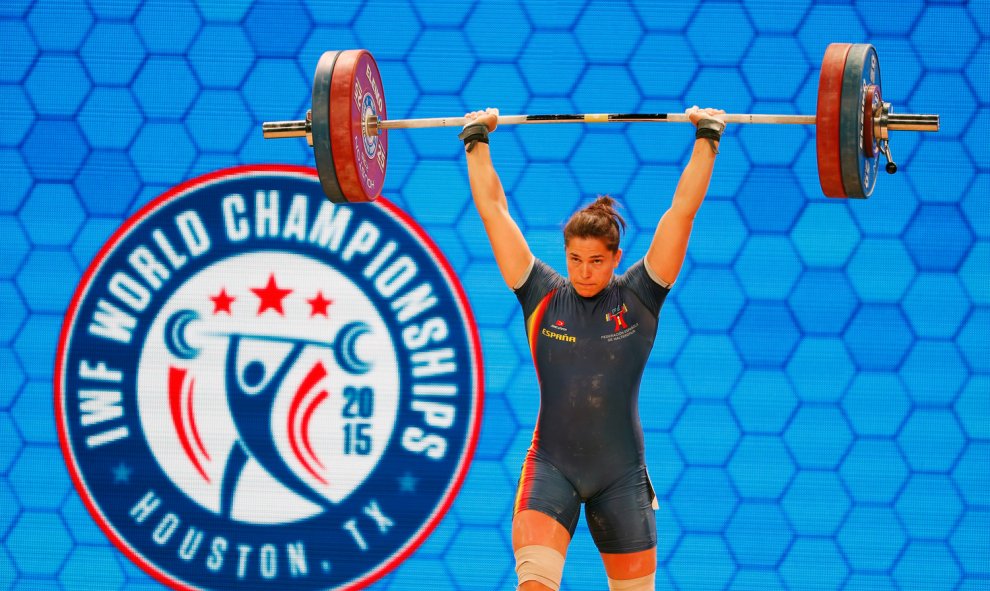 La española Shelia Ramos compite en la categoría de peso 69kg de  mujeres durante los Campeonatos del Mundo de 2015 de la Federación Internacional de Halterofilia en Houston, Texas. Scott Halleran / Getty Images / AFP