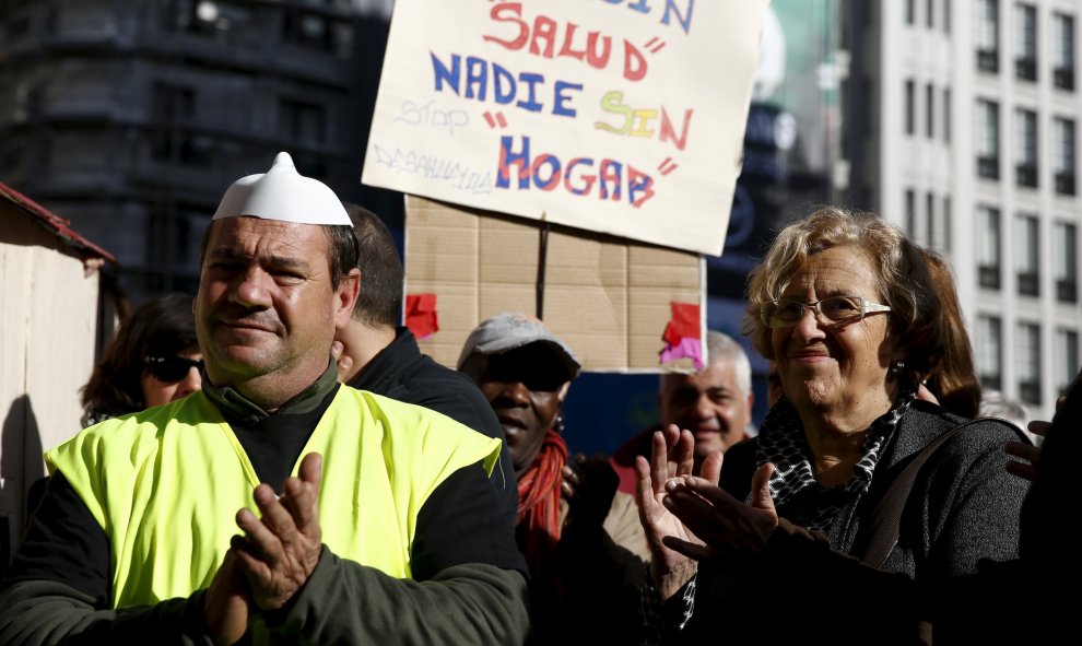 La alcaldesa de Madrid Manuela Carmena, asiste a la protesta convocada por la plataforma "Nadie Sin Hogar" en la capital española. 26 de noviembre de economía 2015. REUTERS / Paul Hanna