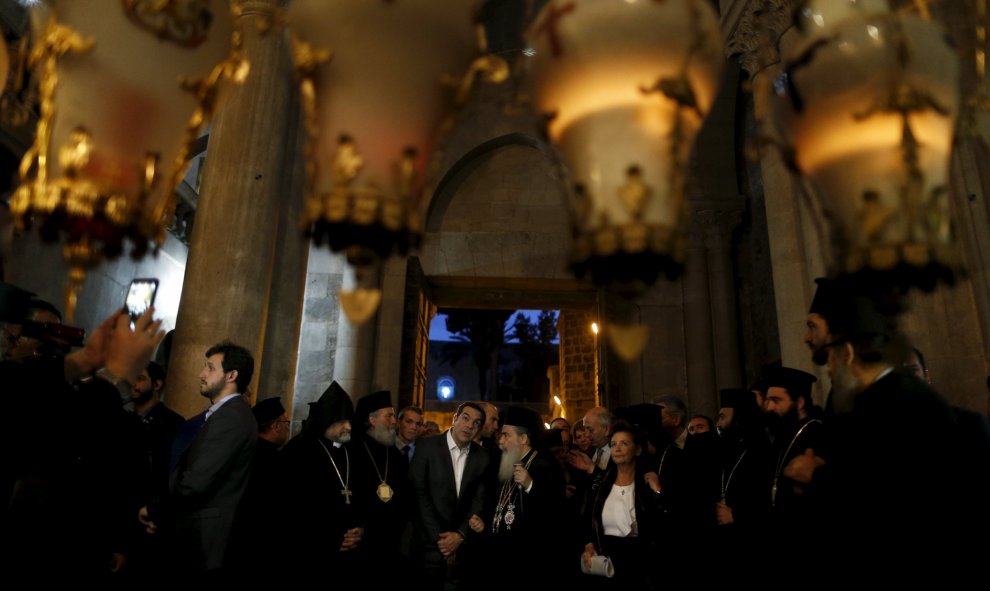 El primer ministro griego Alexis Tsipras acude a un acto religioso en la Iglesia del Santo Sepulcro en la Ciudad Vieja de Jerusalén, 26 de noviembre de 2015. REUTERS / Ammar Awad