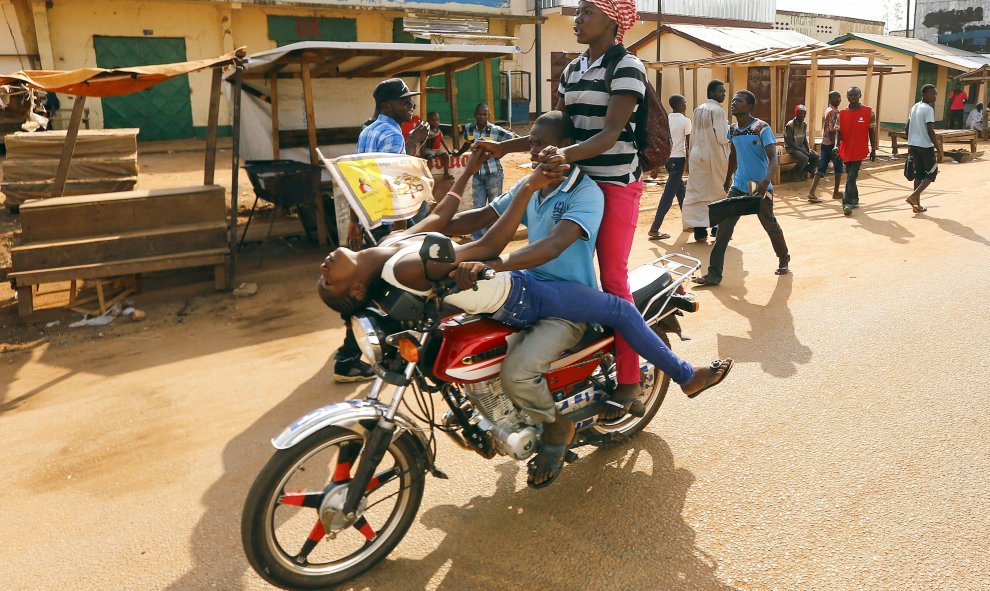 Unos africanos montan en una moto, cerca de la mezquita de Koudoukou  donde se encontraba el Papa Francisco. Bangui, República Centroafricana. REUTERS/Stefano Rellandini