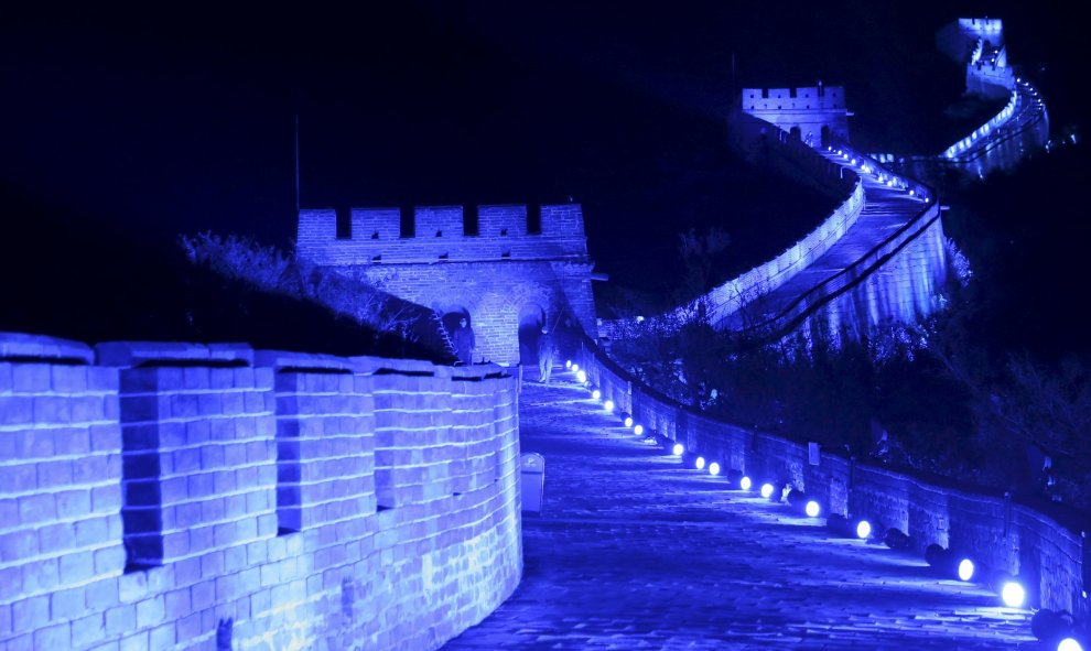 La Gran Muralla China ilumanada por el 70 aniversario de las Naciones Unidas en Pekín. REUTERS/Li Sanxian