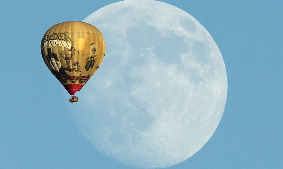 Un globo flotando junto a la luna creciente sobre Rancho Santa Fe, en California. REUTERS/Mike Blake