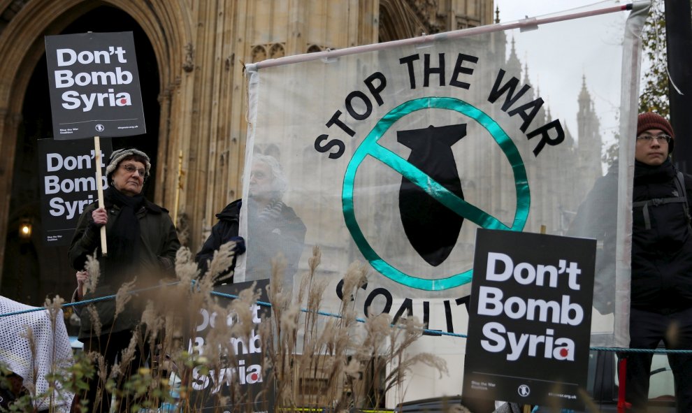 Británicos protestan ante las casas del Parlamento de Londres en contra de la guerra. REUTERS/Neil Hall