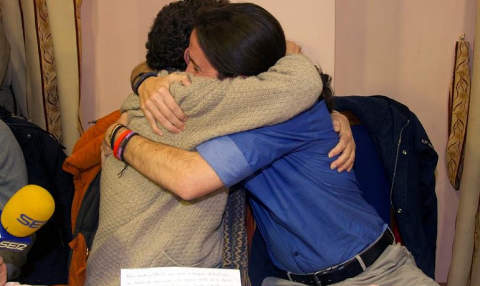 El secretario general de Podemos, Pablo Iglesias (d), abraza a su padre Javier Iglesias, durante el arranque de la campaña electoral del 20D. EFE