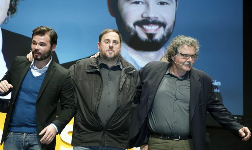 El cabeza de lista de Esquerra Republicana de Catalunya (ERC), Gabriel Rufián, acompañado de Joan Tardá y de Oriol Junqueras, durante el acto de inicio de campaña electoral. EFE