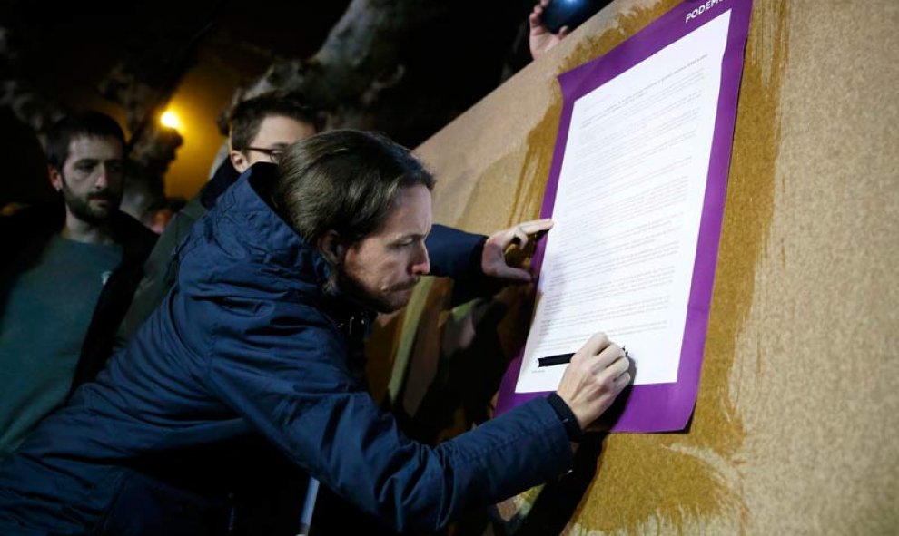 Pablo Iglesias firma en Zamora la carta que ha dirigido a los ciudadanos. / EFE