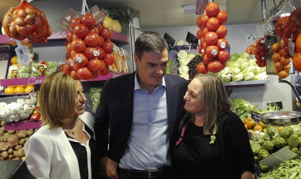 Pedro Sánchez, en un mercado de Barcelona con Carme Chacón. EUROPA PRESS.