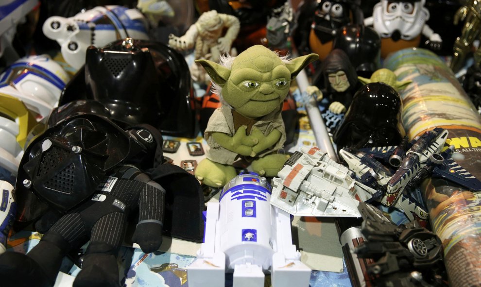 Juguetes de 'Star Wars', puestos a la venta en la convención de fnas de las películas en Manchester. REUTERS/Phil Noble