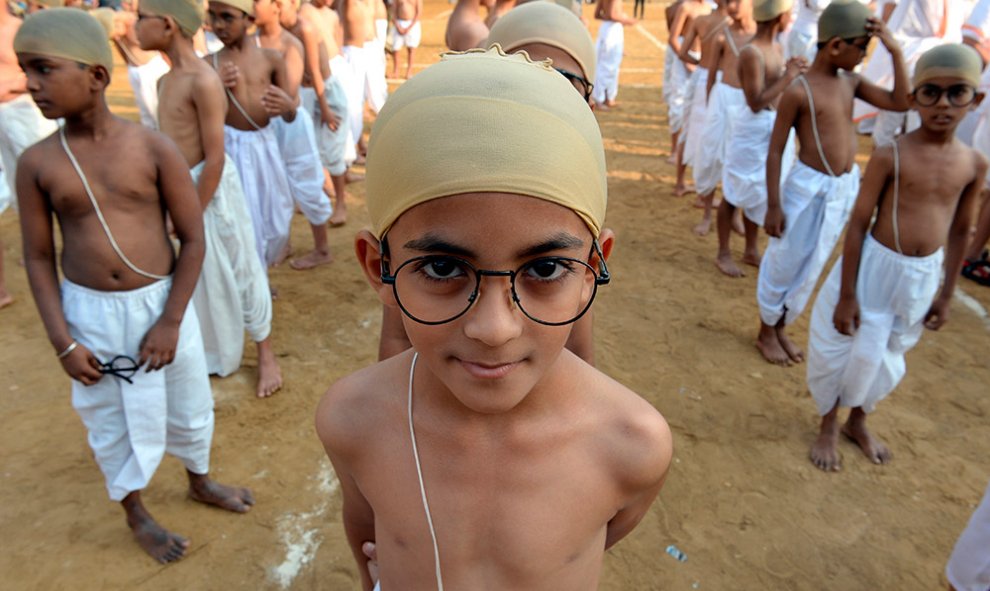 Niños indios vestidos como Gandhi participando en una función en Bombay.- INDRANIL MUKHERJEE (AFP)