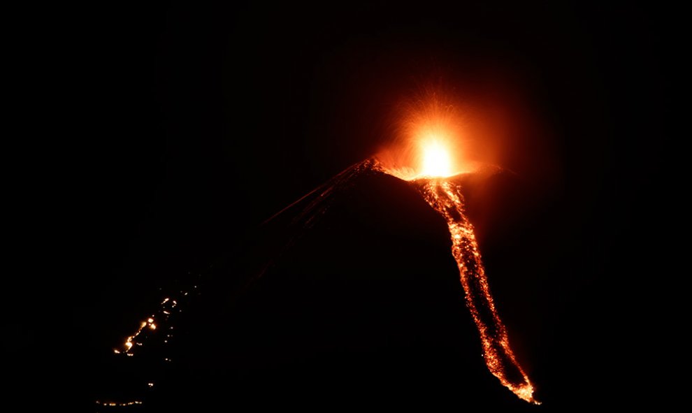 Vista del volcán Momotombo, en erupción.- AFP