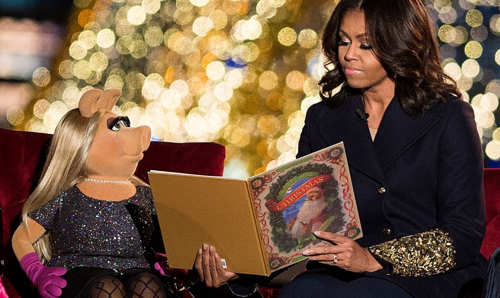 La primera dama de EEUU, Michelle Obama, lee un libro durante un programa de televisión infantil.- BRENDAN SMIALOWSKI (AFP)