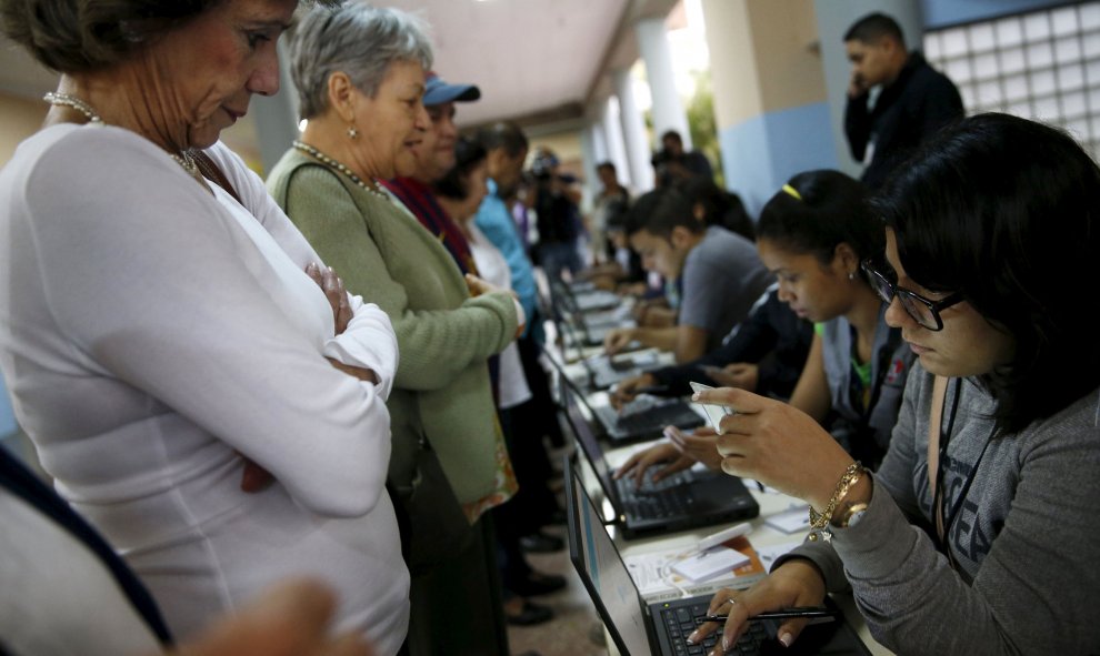 Un grupo de ciudadanos venezolanos se registran antes de votar en las elecciones de Venezuela. REUTERS/Carlos Garcia Rawlins
