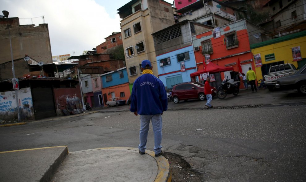 Un hombre se encuentra en una acera en un barrio de Venezuela en la celebración de elecciones legislativas, en Caracas. REUTERS/Nacho Doce