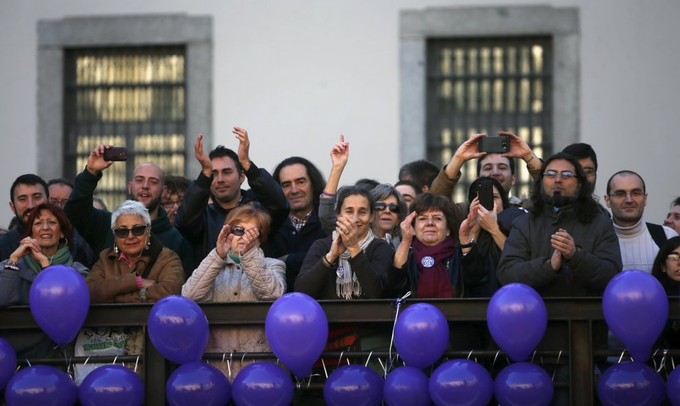 Gente concentrada en la plaza junto al Museo Reina Sofía escuchando al líder de Podemos, Pablo Iglesias. REUTERS/Susana Vera