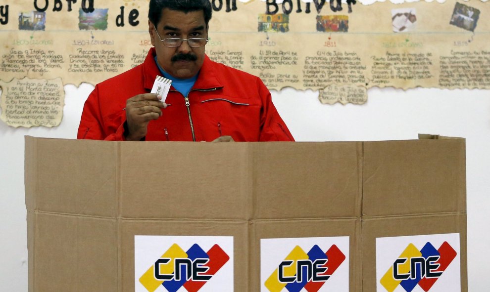 El Presidente de Venezuela, Nicolás Maduro, vota en un colegio electoral en Caracas. REUTERS/Carlos Garcia Rawlins