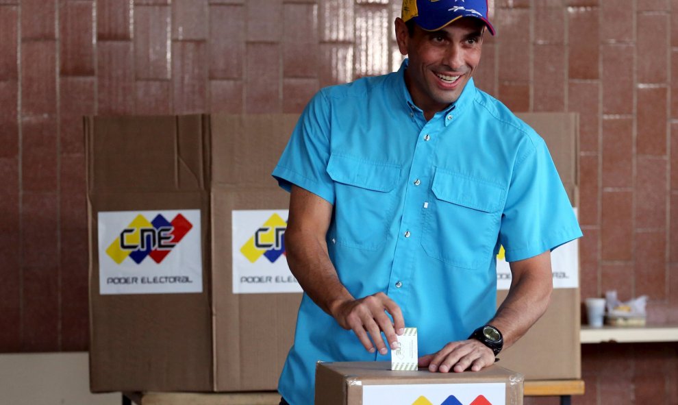 El líder de la oposición venezolana Henrique Capriles votando en Caracas. REUTERS/Nacho Doce
