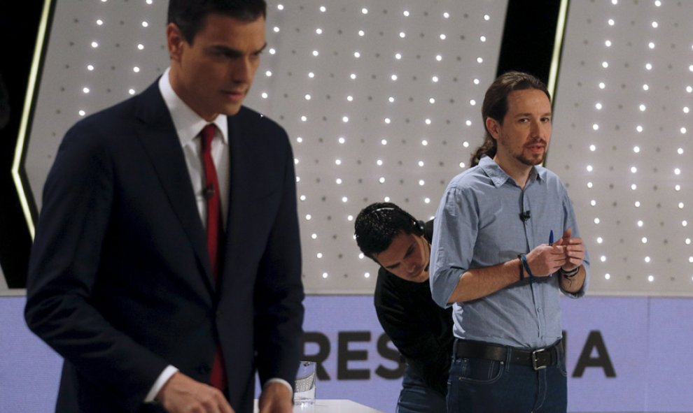 Pedro Sánchez y Pablo Iglesias se preparan antes del comienzo del debate. REUTERS/Sergio Pérez