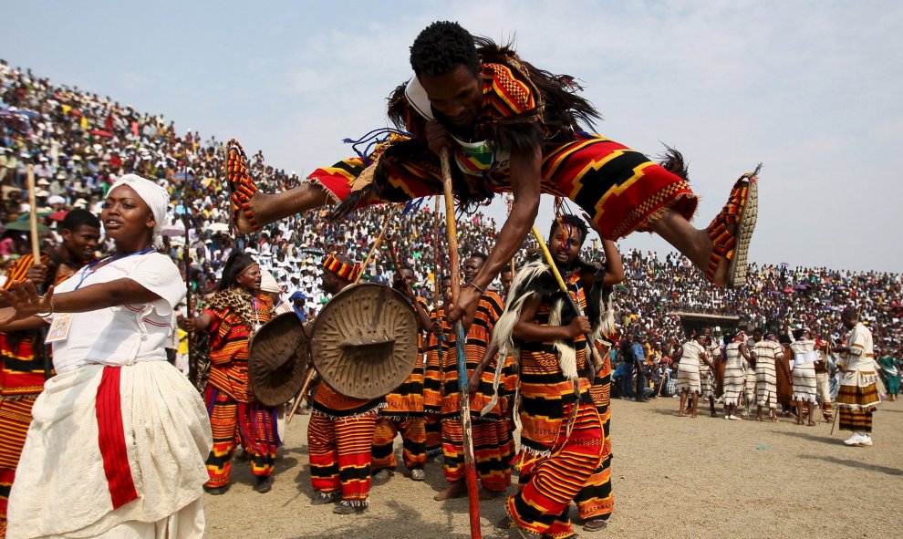Danza cultural en el estadio de Gambela durante el Festival de las Naciones en Etiopía.  REUTERS/Tiksa Negeri