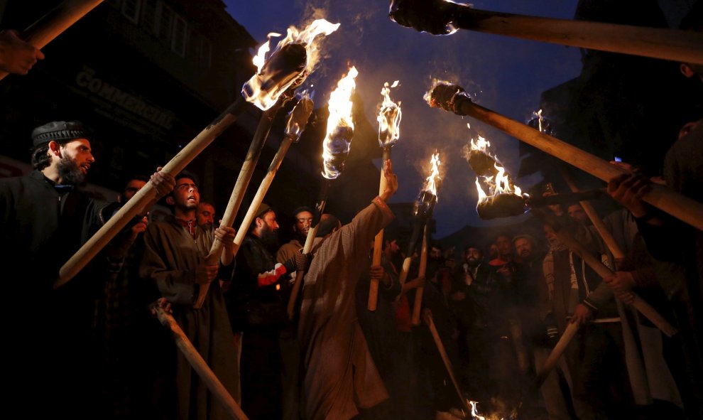 Activistas del Frente de Liberación de Jammu y Cachemira (JKLF) sostienen antorchas durante una procesión en la víspera del Día de los Derechos Humanos Internacionales en Srinagar, India.