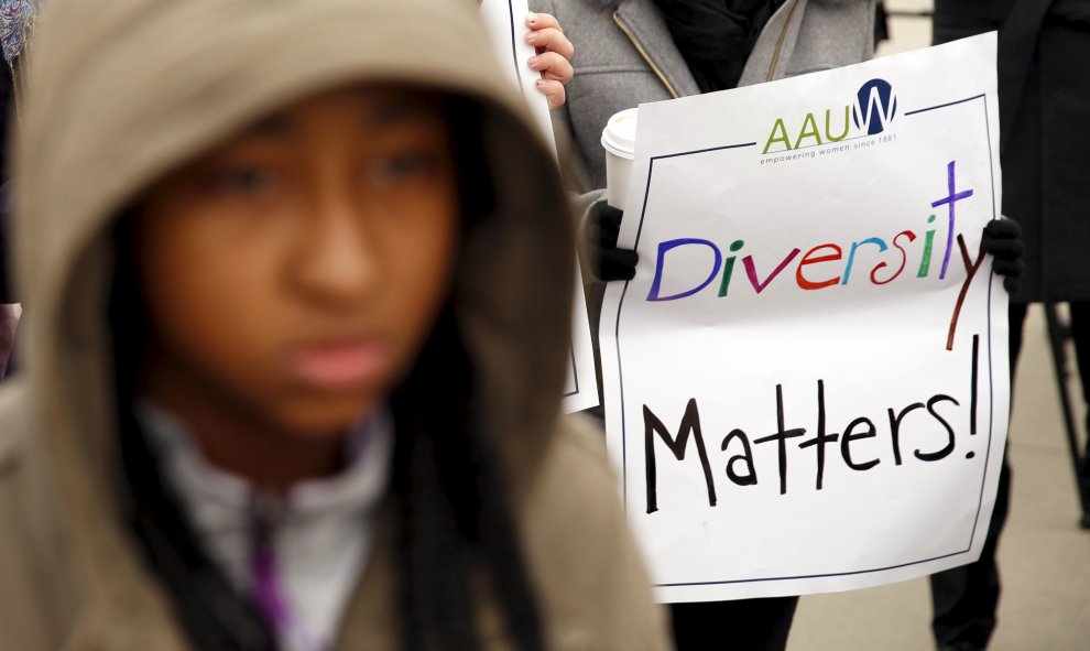 Manifestación en la Corte Suprema de Estados Unidos con motivo de las admisiones basadas en la raza en la Universidad de Texas. REUTERS/Kevin Lamarque