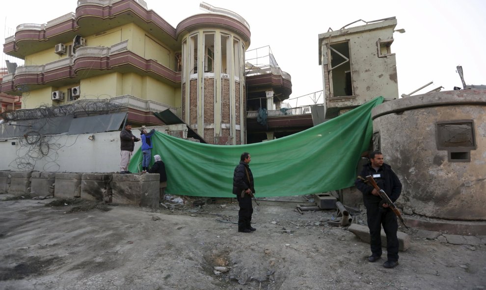 Tanto las fuerzas estadounidenses como de la Policía afgana abatieron en la sede diplomática a los talibán que había dentro.- REUTERS.